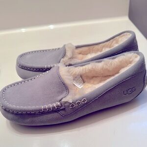 UGG Gray Suede Moccasin Slippers UGG
Ansley Light Grey Womens 8 Brand New